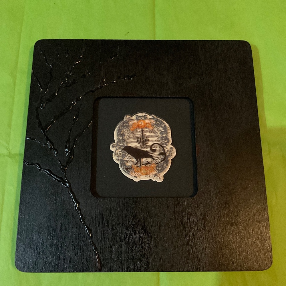 An 8x8” Halloween plaque. H116